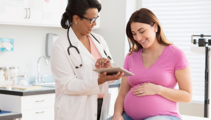 Mujer embarazada en el consultorio del médico