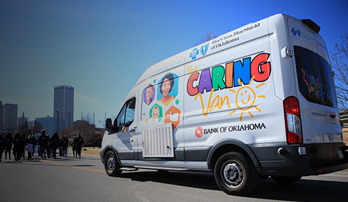 Caring Van detrás de un grupo rumbo a la ciudad de Oklahoma