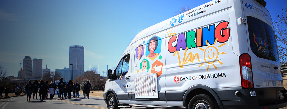 Caring Van detrás de un grupo rumbo a la ciudad de Oklahoma