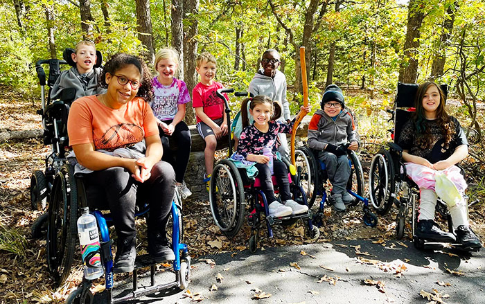 Niños con discapacidades físicas al aire libre en el bosque.​​​​​​​