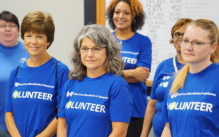 Mujeres reunidas durante un evento de voluntariado comunitario.