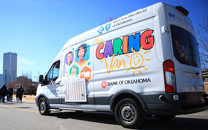 Caring Van detrás de un grupo rumbo a la ciudad de Oklahoma