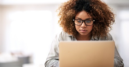Mujer frente a una computadora